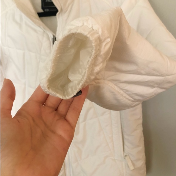 Small white North Face jacket ❄️ - Picture 6 of 8